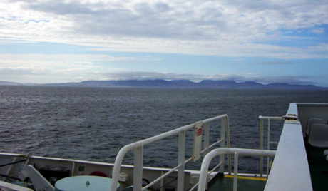 Ινδονησία – 97 άτομα διασώθηκαν από οχηματαγωγό που βυθίστηκε