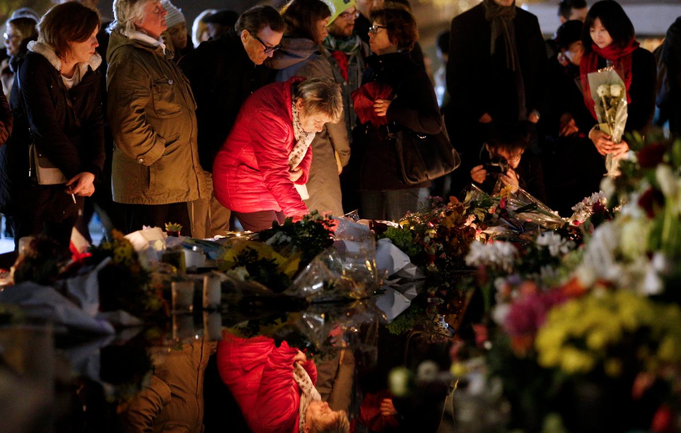 Το Παρίσι θρηνεί τα θύματα του – ΦΩΤΟ