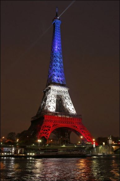 Στα χρώματα της γαλλικής σημαίας ο Πύργος του Άιφελ – ΦΩΤΟ