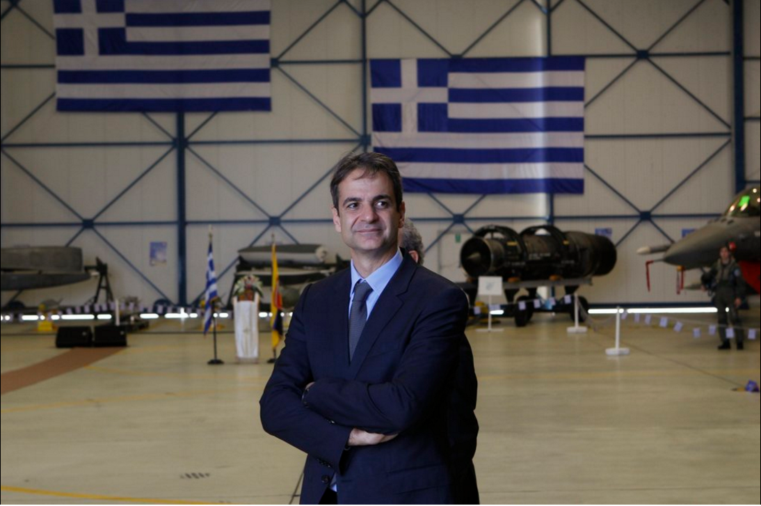 Ο Μητσοτάκης ποζάρει δίπλα σε F-16 – ΦΩΤΟ
