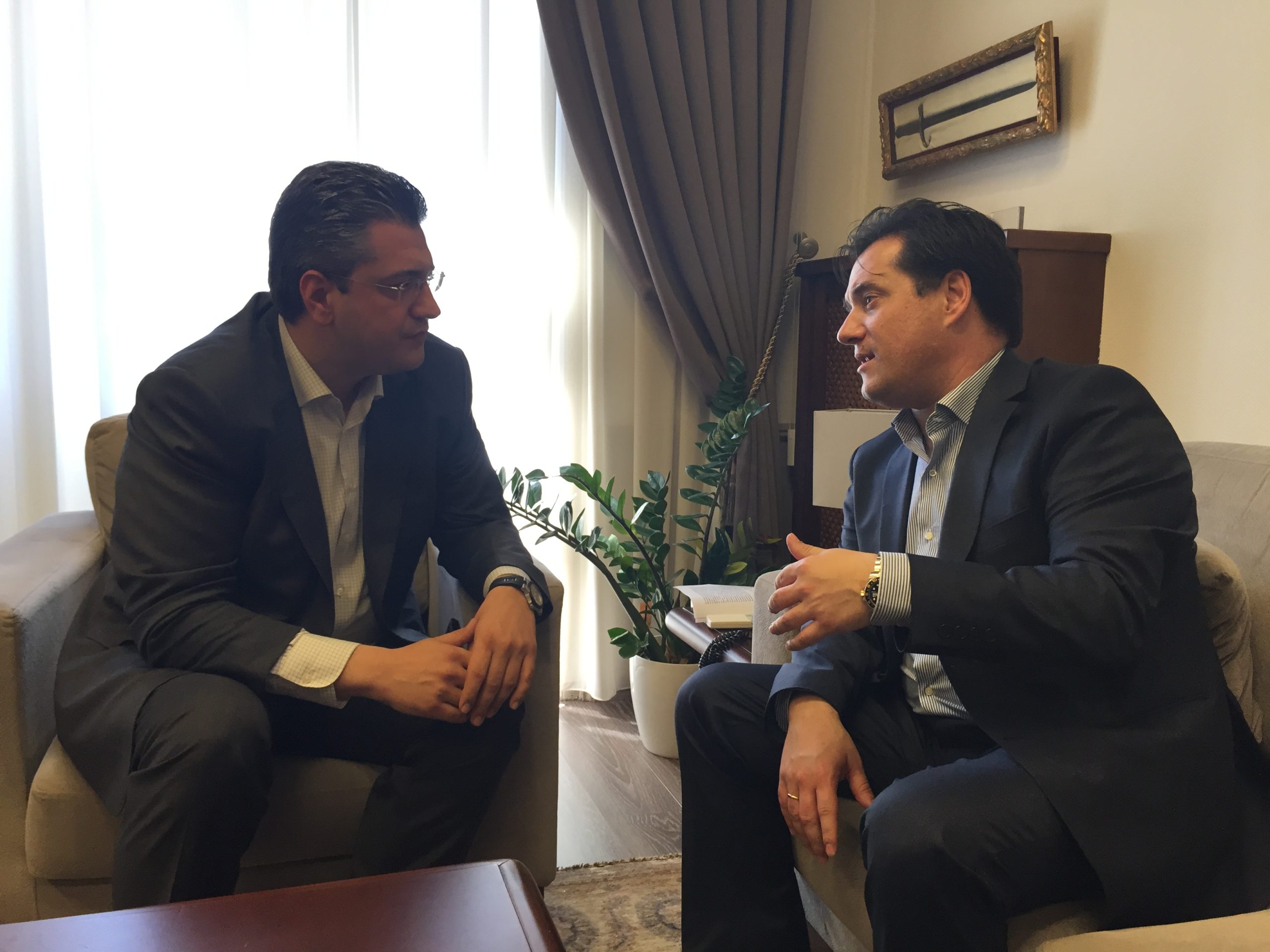 Η απρόσμενη συνάντηση του Άδωνι με τον Τζιτζικώστα – ΦΩΤΟ