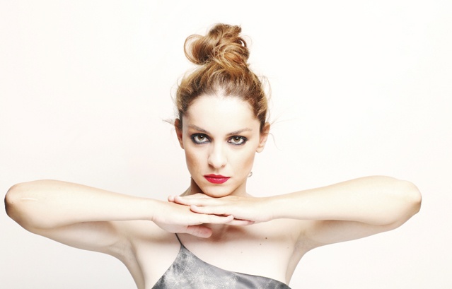 Ολόγυμνη στο σανίδι