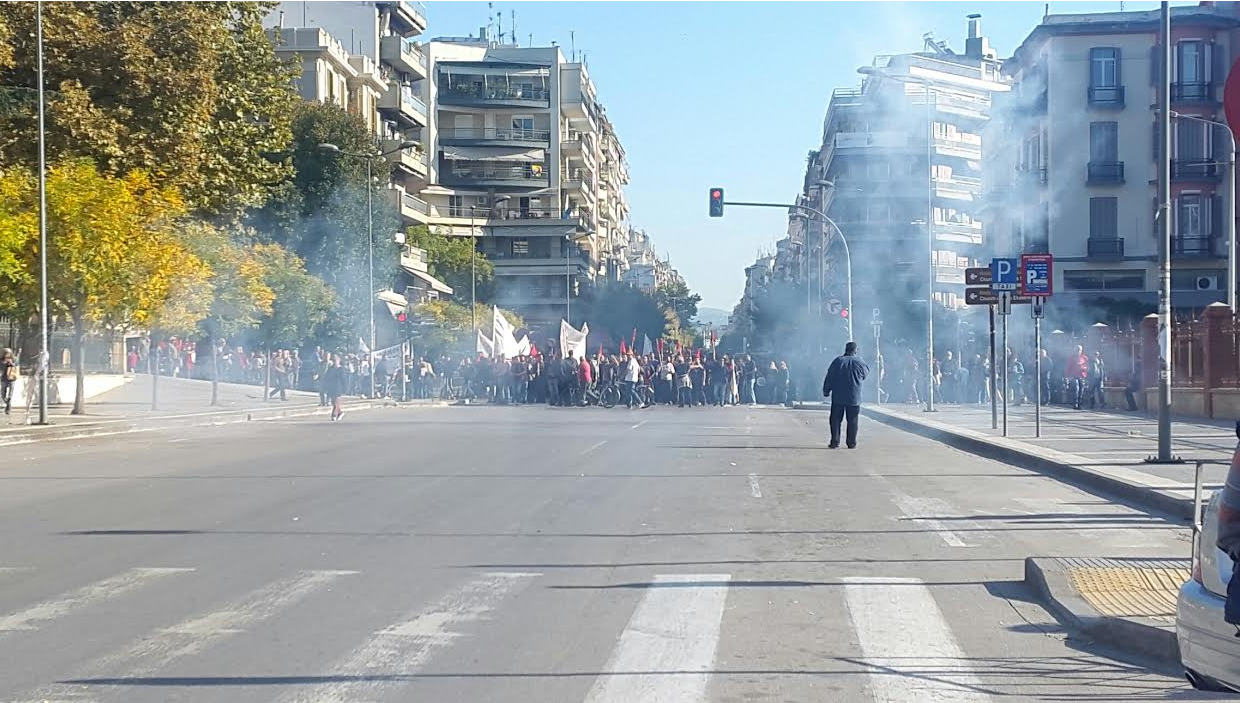 Έριξαν κροτίδες μπροστά στο υπουργείο Μακεδονίας-Θράκης – ΒΙΝΤΕΟ