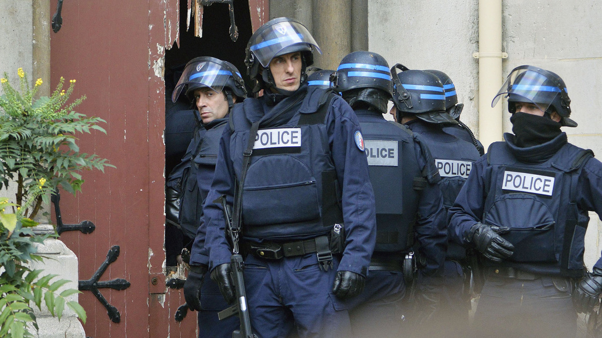 Γιλέκο με εκρηκτικά σε κάδο απορριμμάτων στο Παρίσι – TΩΡΑ