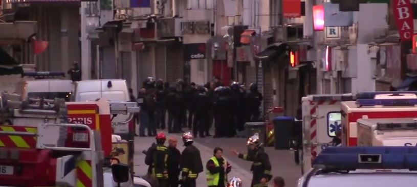 Σκληρή μάχη στο Παρίσι – Εκρήξεις, πυροβολισμοί και δύο ύποπτοι νεκροί – ΒΙΝΤΕΟ