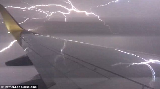 Πτήση μέσα σε ηλεκτρική καταιγίδα – ΒΙΝΤΕΟ