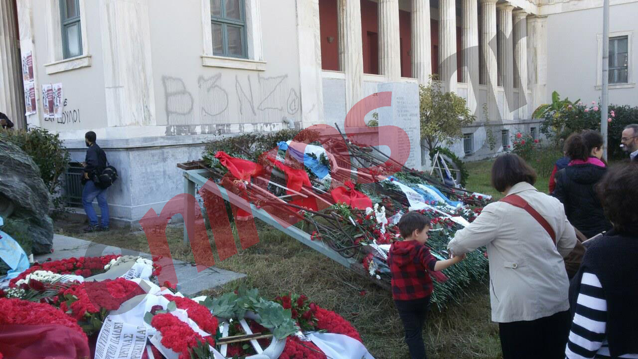 Οικογένειες στο Πολυτεχνείο για να καταθέσουν στεφάνι – ΦΩΤΟ