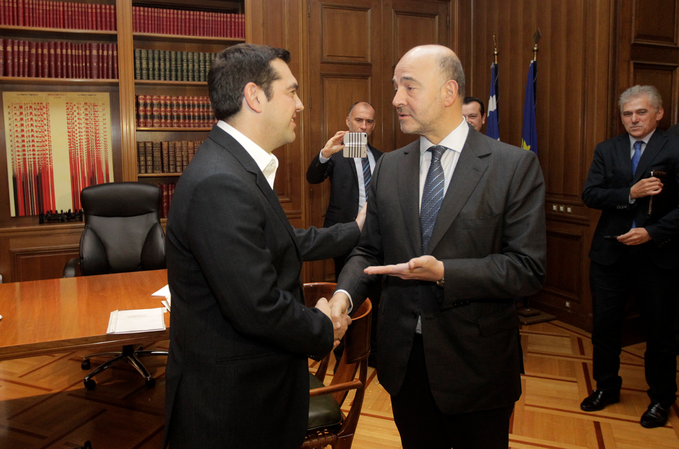 Η υποδοχή του Τσίπρα στον Μοσκοβισί – ΦΩΤΟ