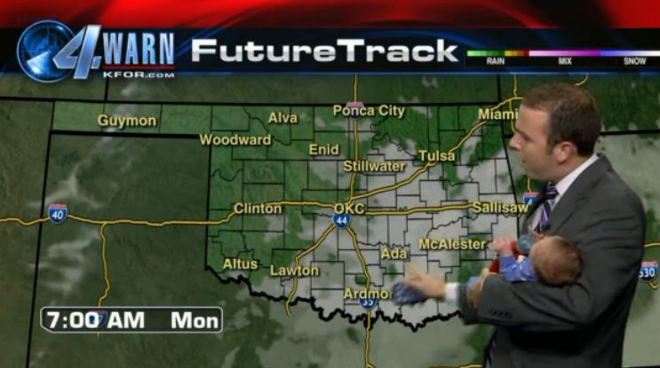 Παρουσιαστής εμφανίστηκε στο δελτίο καιρού με τον νεογέννητο γιο του – ΒΙΝΤΕΟ