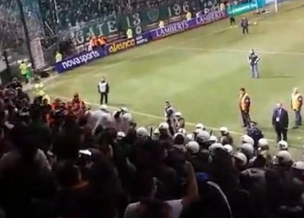 Ένταση στην εξέδρα της Λεωφόρου – ΒΙΝΤΕΟ