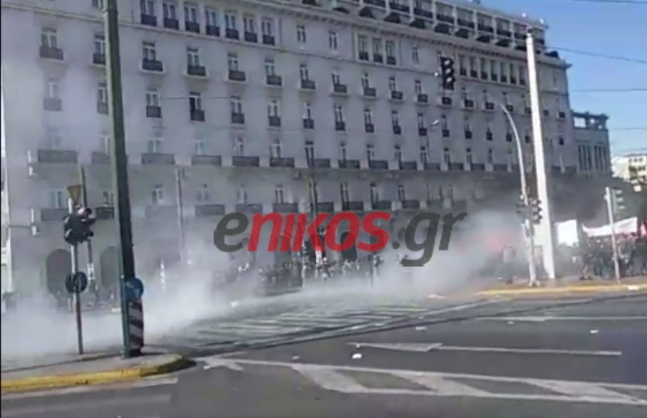 Μολότοφ και χημικά στο Σύνταγμα μετά το συλλαλητήριο – ΦΩΤΟ – BINTEO