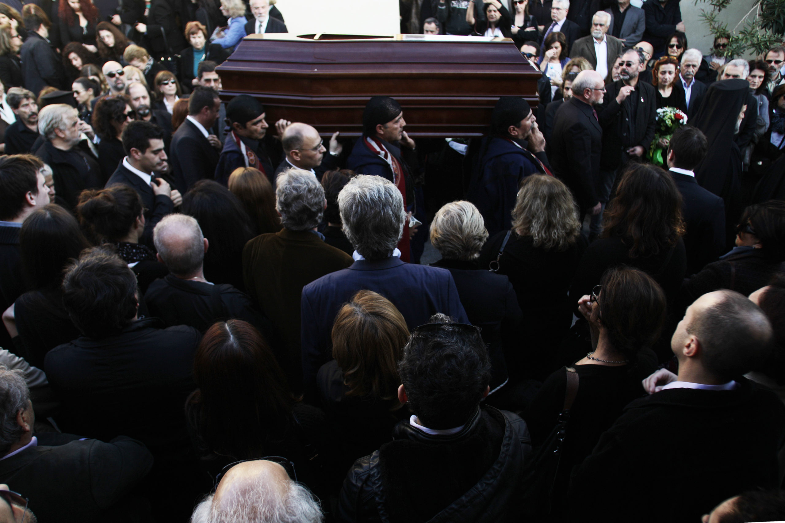 Το τελευταίο αντίο στον Γιώργο Ξυλούρη – ΦΩΤΟ