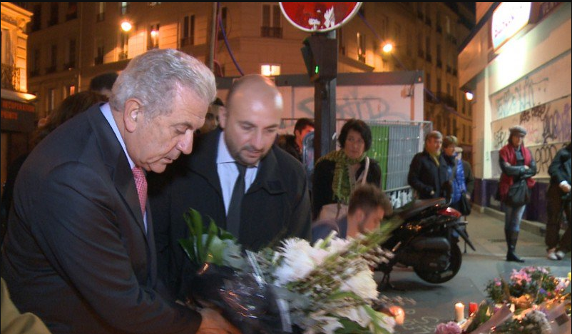 Ο Αβραμόπουλος αφήνει λουλούδια στο Μπατακλάν – ΦΩΤΟ