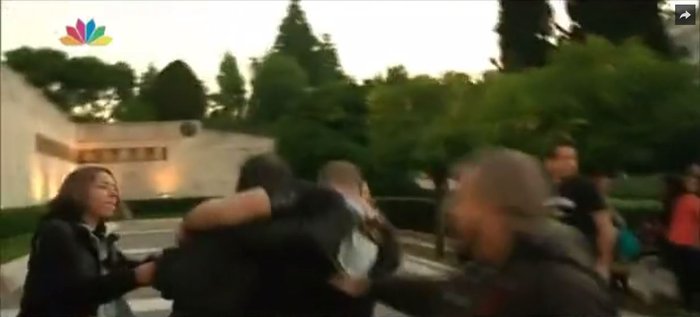 H 22χρονη που έσκισε το σακάκι του Κουμουτσάκου: Εγώ είμαι στη φωτογραφία…