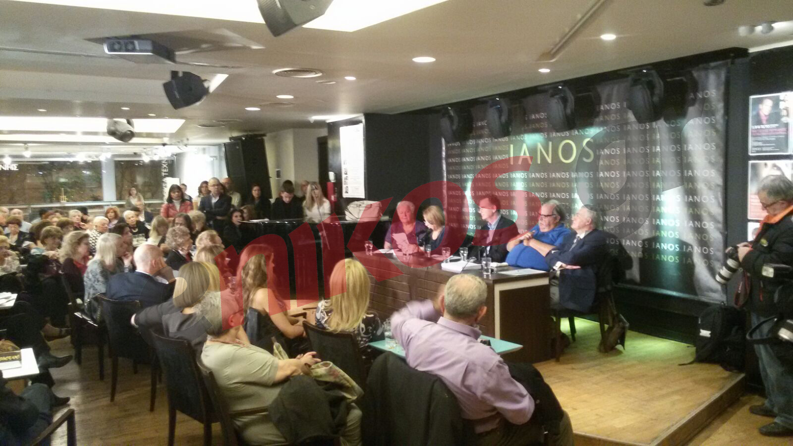 Πέταξαν αυγά στην παρουσίαση του βιβλίου της Μαργαρίτας Παπανδρέου