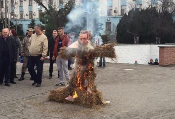 Έκαψαν ομοίωμα του Ερντογάν στην Κριμαία – ΒΙΝΤΕΟ