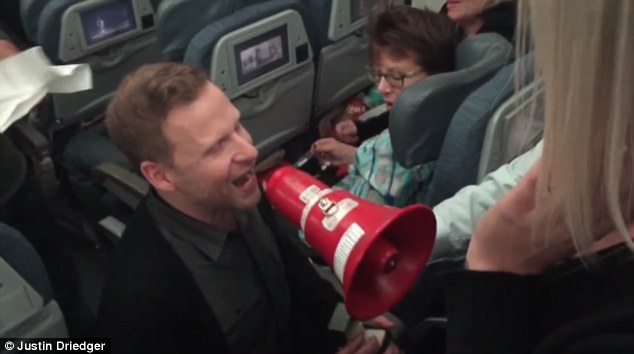 Πρόταση γάμου την ώρα της πτήσης – ΒΙΝΤΕΟ