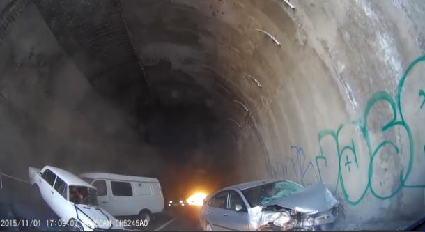 Τρομακτικό ατύχημα σε τούνελ στην Κριμαία – ΒΙΝΤΕΟ