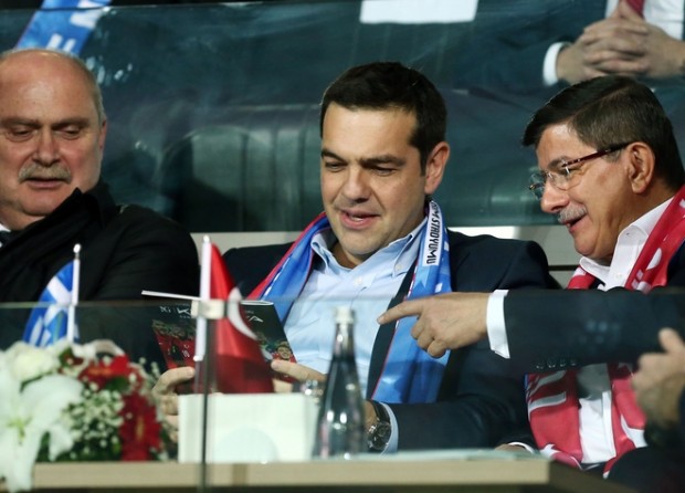 Η είσοδος του Τσίπρα με τον Νταβούτογλου στο γήπεδο – ΒΙΝΤΕΟ