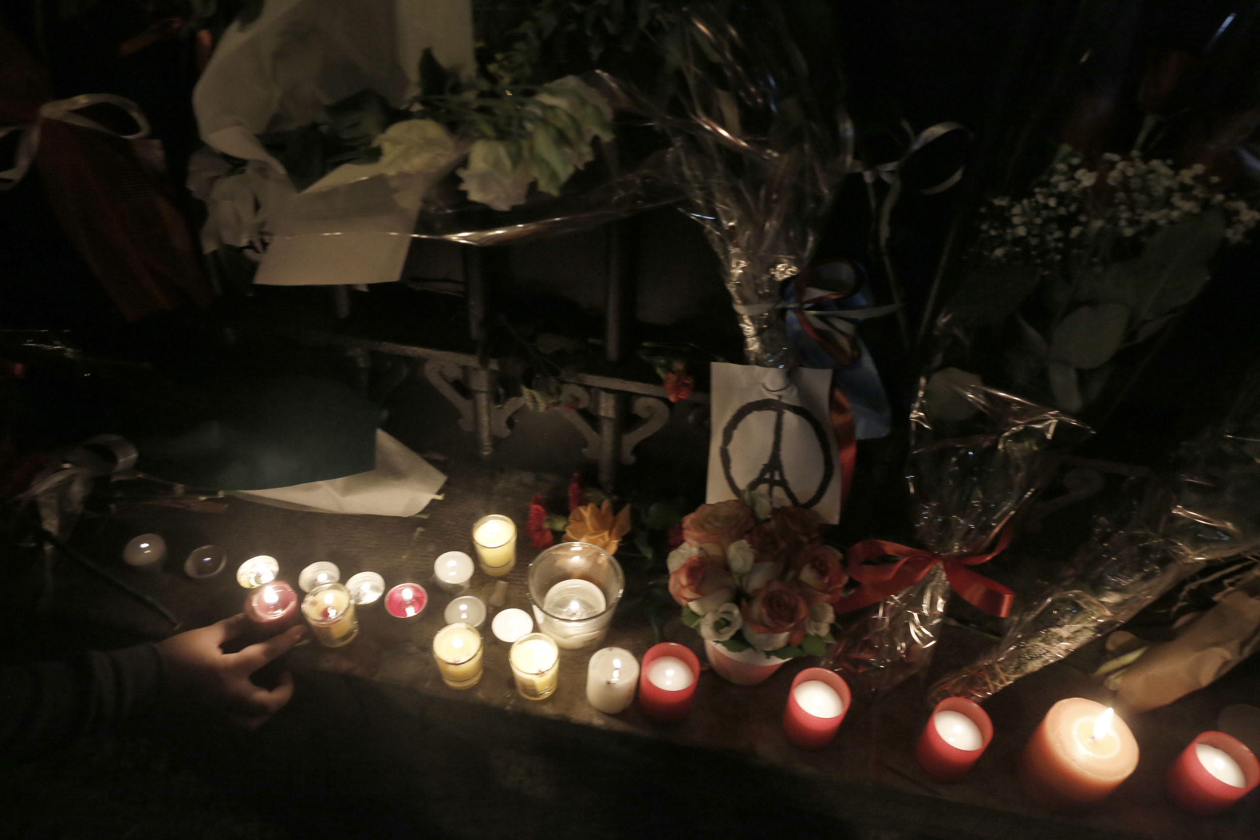 Φόρος τιμής στα θύματα έξω από τη γαλλική πρεσβεία στην Αθήνα – ΦΩΤΟ