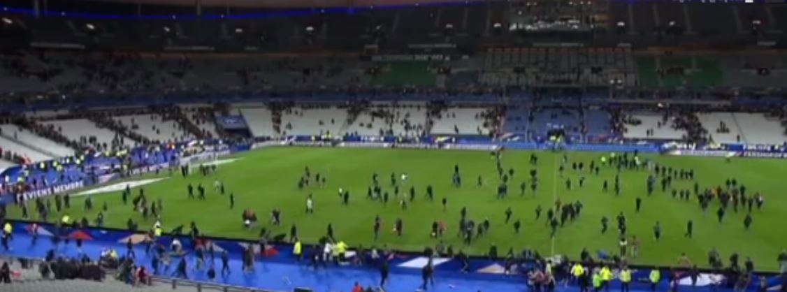 Οι εκρήξεις στο Stade de France και οι αντιδράσεις των 80.000 θεατών – ΒΙΝΤΕΟ