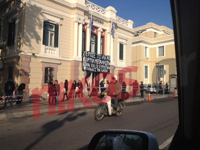 Με πανό διαμαρτυρίας περιμένουν Τσίπρα και Σουλτς στη Μυτιλήνη – ΦΩΤΟ