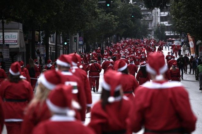 Αγιοβασίληδες… κλείνουν τους δρόμους της Αθήνας