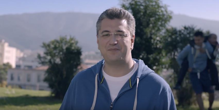 Ο Τζιτζικώστας με φόρμα και ο “πολιτικός” στην πλάτη του ψηφοφόρου – ΒΙΝΤΕΟ