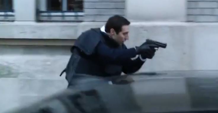 Γάλλοι αστυνομικοί με τα όπλα στα χέρια διώχνουν τους πολίτες από το Σεν Ντενί – ΒΙΝΤΕΟ