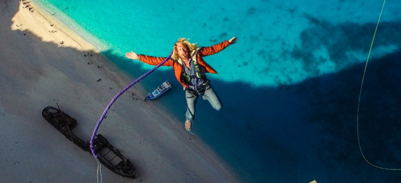 Νέο βίντεο με εντυπωσιακά άλματα στην παραλία Ναυάγιο