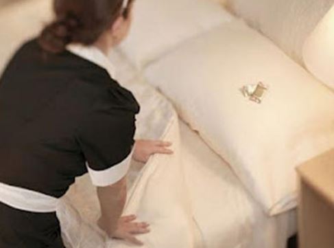 Η πρέσβειρα πήρε μετάθεση… μαζί με τη Φιλιππινέζα της