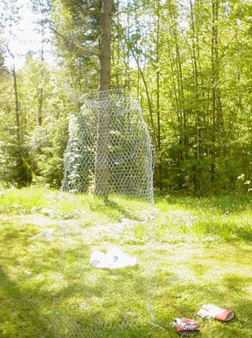 Perierga.gr - Φάντασμα από συρματόπλεγμα