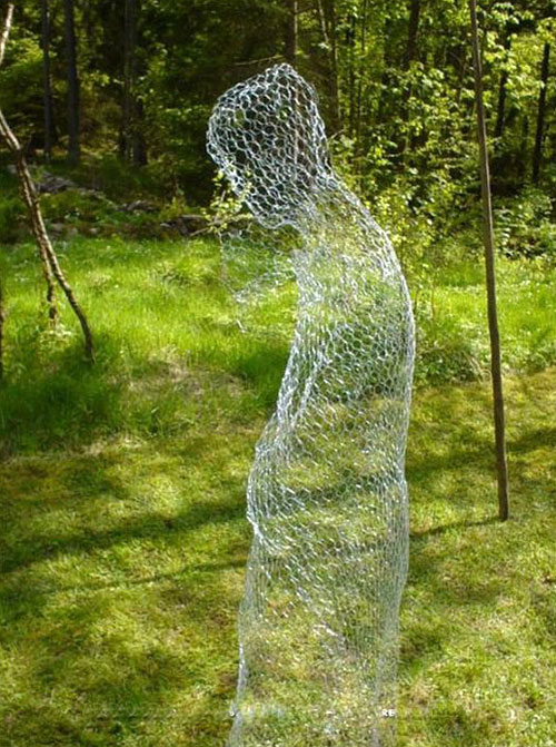 Perierga.gr - Φάντασμα από συρματόπλεγμα