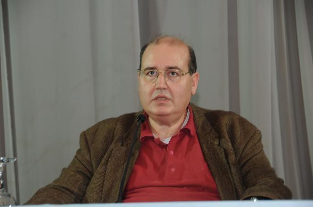 Ο Φίλης διαβάζει εφημερίδα πριν από το υπουργικό – ΦΩΤΟ