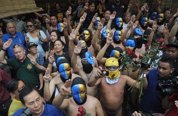 Φοιτητές διαμαρτυρήθηκαν γυμνοί ενάντια στην κυβέρνηση – ΦΩΤΟ – ΒΙΝΤΕΟ