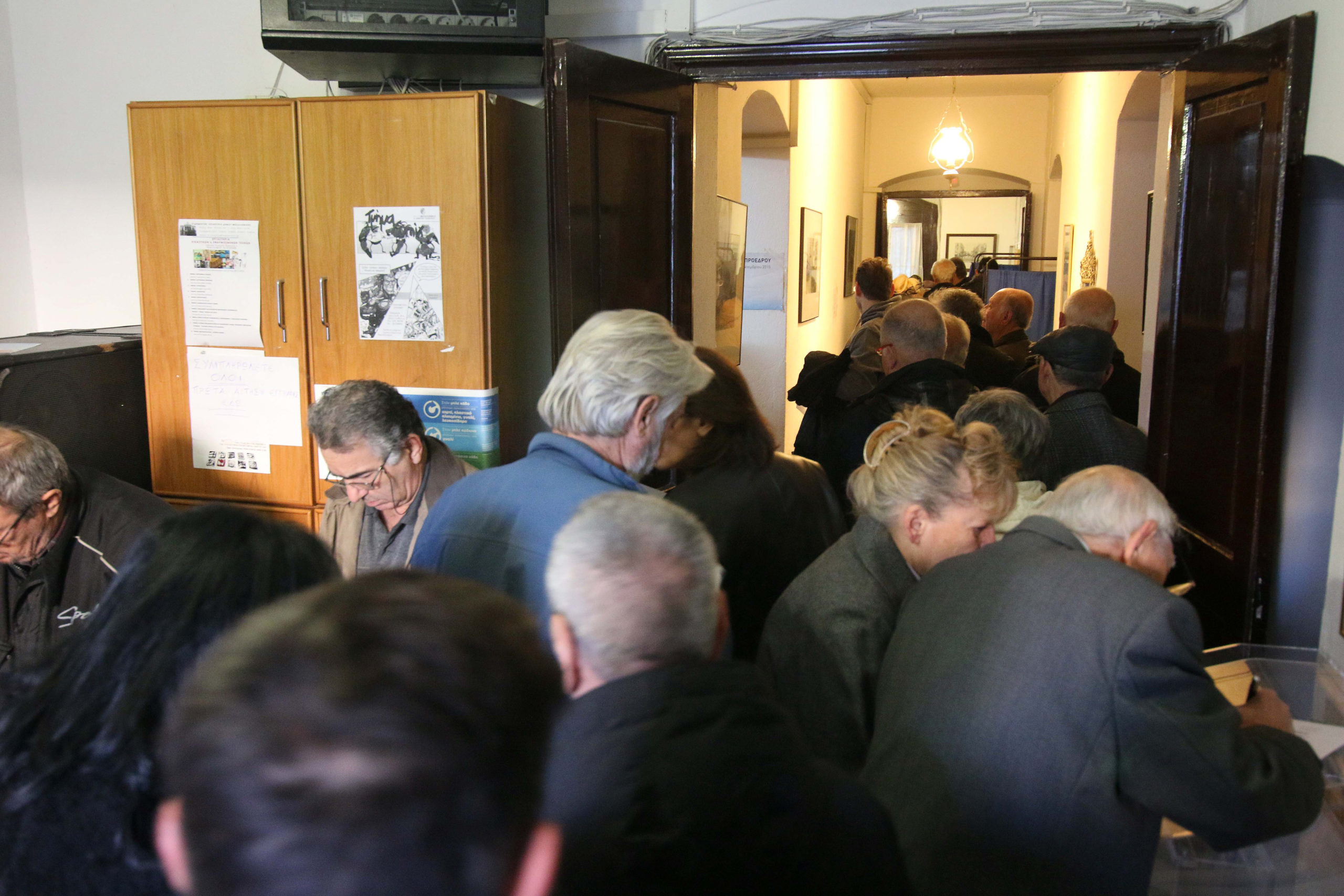 Ουρές στα εκλογικά κέντρα της ΝΔ σε Αθήνα και Θεσσαλονίκη – ΦΩΤΟ