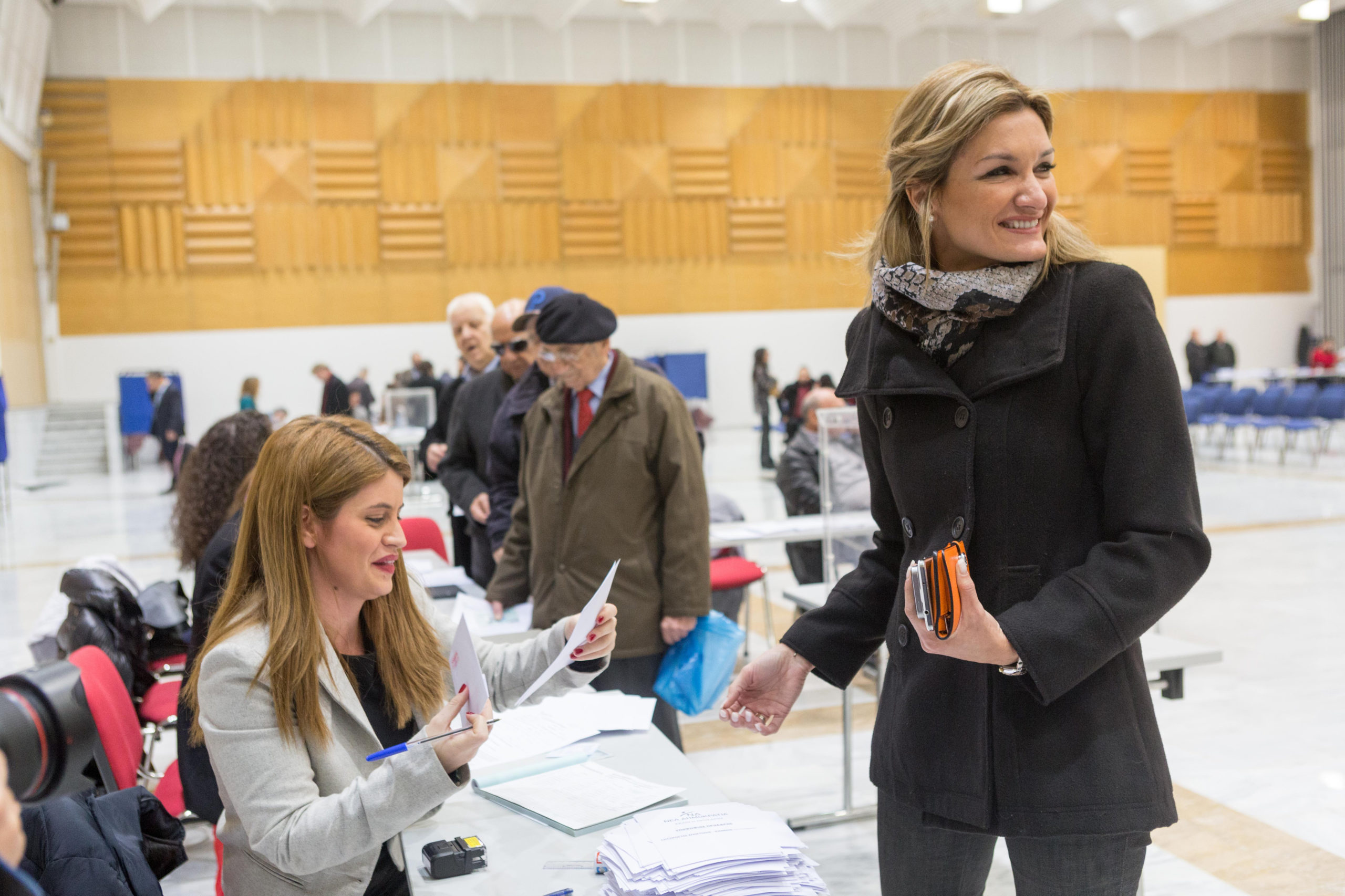 Η σύζυγος του Τζιτζικώστα με το ψηφοδέλτιο στα χέρια – ΦΩΤΟ