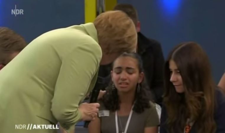 Άδεια παραμονής έλαβε η μικρή Παλαιστίνια που έκλαψε μπροστά στη Μέρκελ