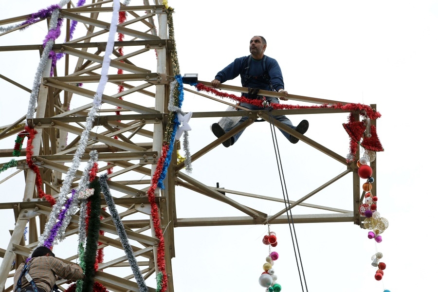 Ηράκλειο: Σε “χριστουγεννιάτικη διάθεση” οι πυλώνες της ΔΕΗ