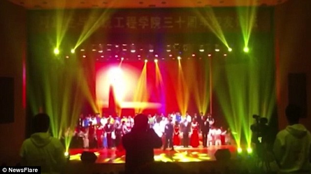 ΒΙΝΤΕΟ σοκ – Έπεσε η σκηνή και τους “κατάπιε”