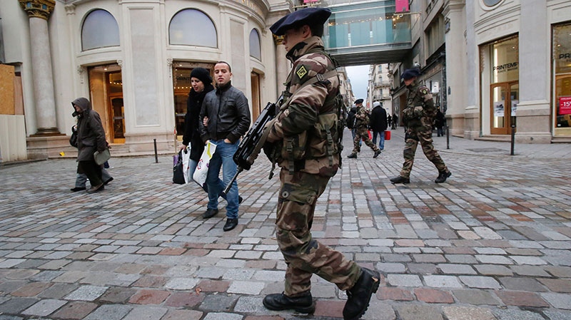 Με τεράστιο στρατόπεδο μοιάζει το χριστουγεννιάτικο Παρίσι – ΦΩΤΟ