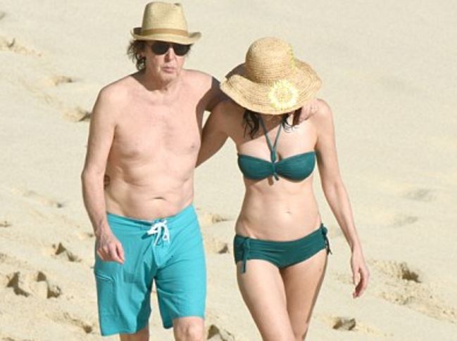 Ο 73χρονος ΜακΚάρτνεϊ στην παραλία με τη σύζυγό του – ΦΩΤΟ