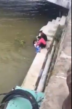 Σοκ από τη σκληρή μητέρα που ρίχνει το παιδί της στο ποτάμι – ΒΙΝΤΕΟ