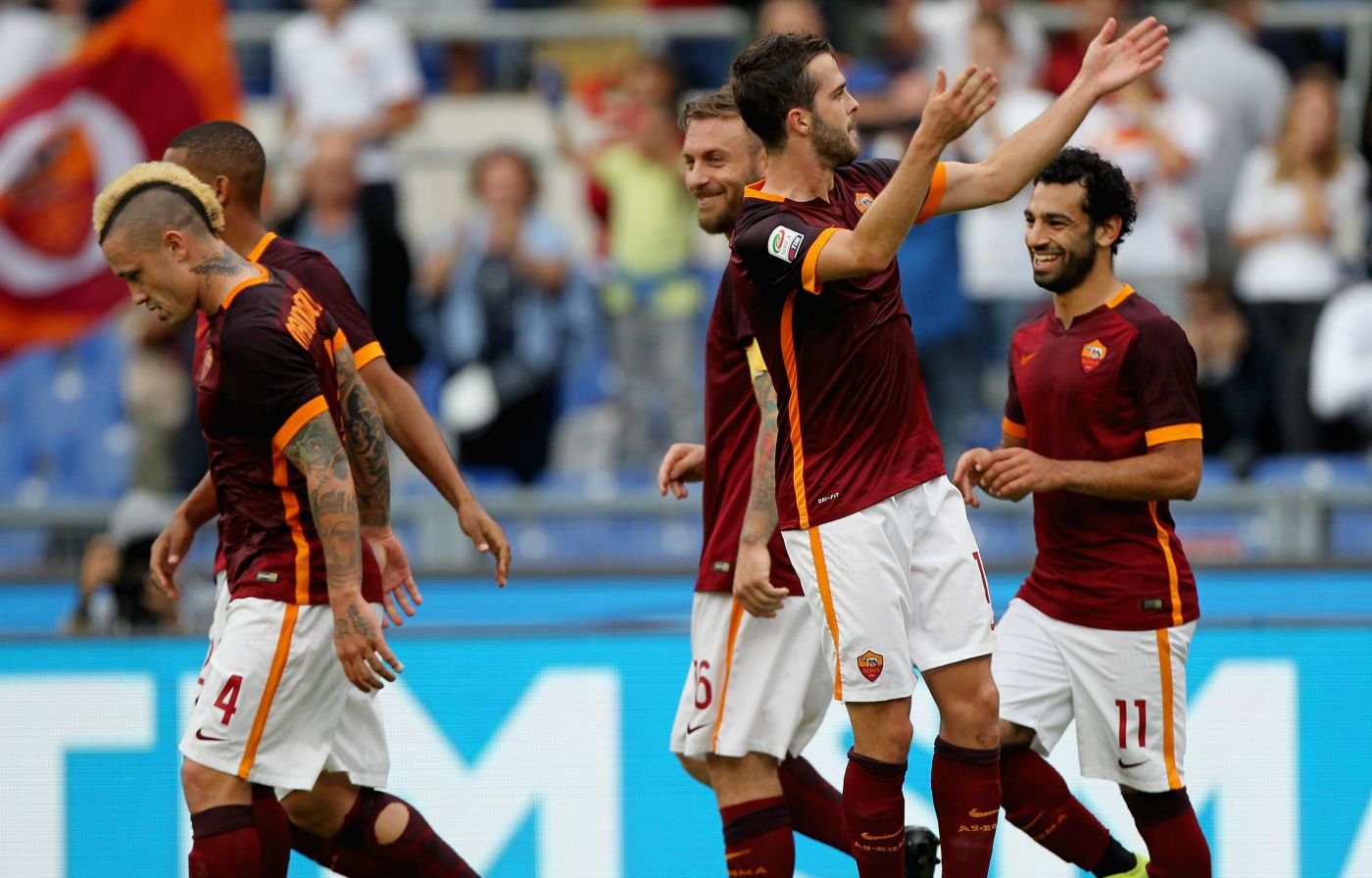 Επιτέθηκαν με αυγά στους παίκτες της Ρόμα – ΒΙΝΤΕΟ