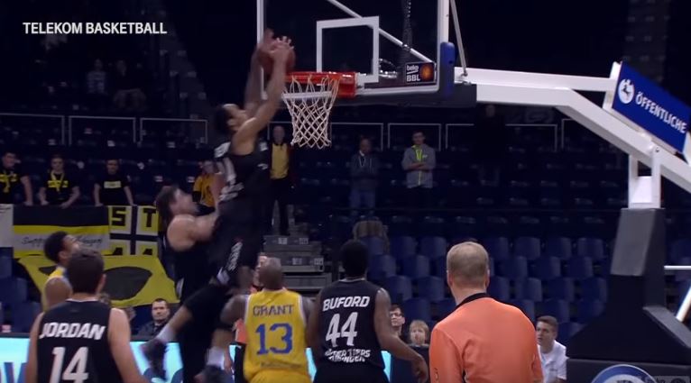 Πρωτοφανές περιστατικό σε αγώνα μπάσκετ – Κάρφωσε στο καλάθι της ομάδας του – ΒΙΝΤΕΟ