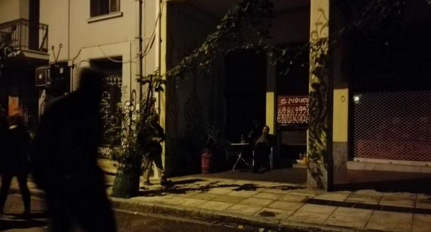 Ο “Αθηναίος” με την μπύρα που έγινε viral γιατί δεν φοβόταν τις μολότοφ