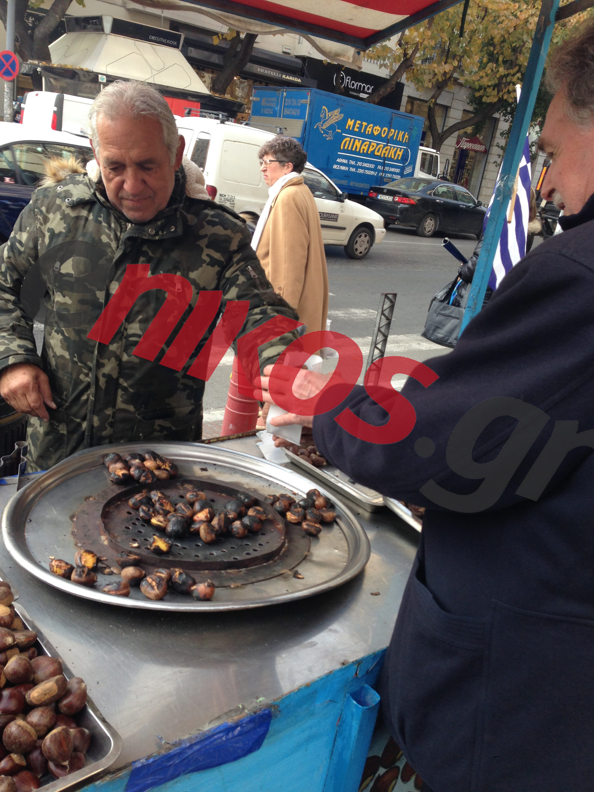 Ξανά στο δρόμο για το μεροκάματο ο καστανάς – ΦΩΤΟ