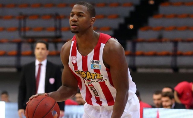 Ο Στρόμπερι σε ρόλο Άι Βασίλη – ΒΙΝΤΕΟ