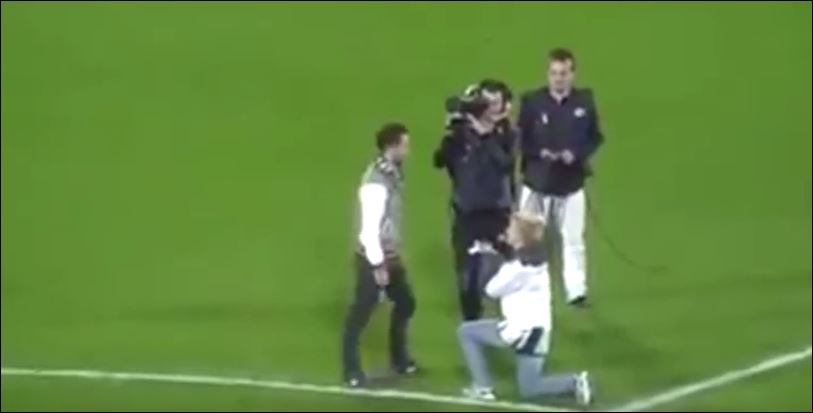 Του έκανε πρόταση γάμου στο γήπεδο και τον… ψάχνει ακόμα – ΒΙΝΤΕΟ