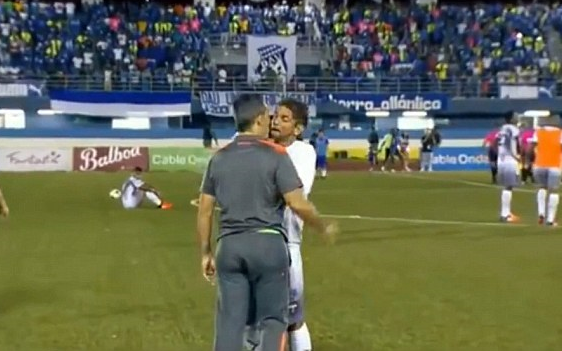 Ποδοσφαιριστής επιτέθηκε στον προπονητή του – ΒΙΝΤΕΟ